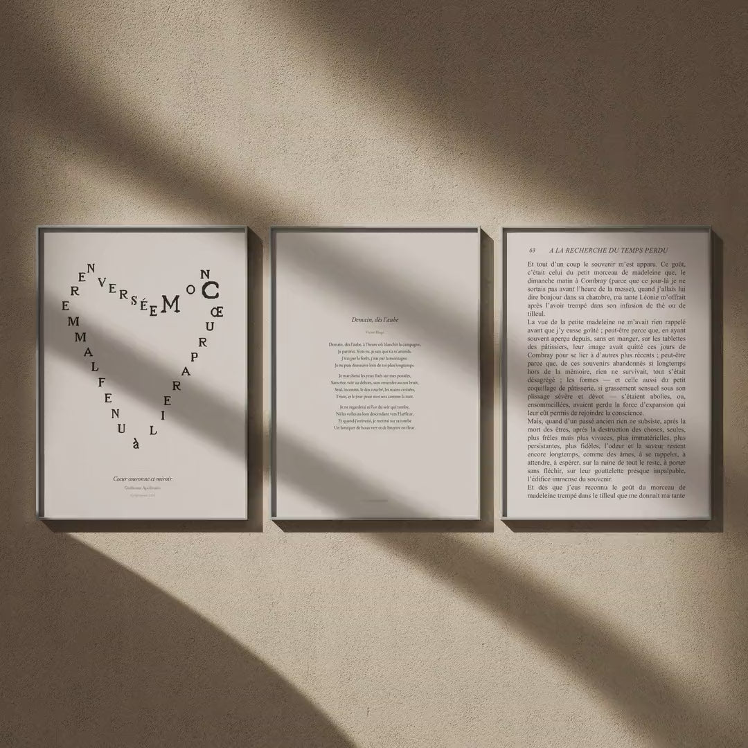 Triptyque poème : Hugo, Proust et Apollinaire en 50x70, en vidéo : les trois affiches encadrées sur un mur beige