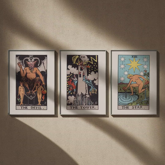 Triptyque tarot : Le Diable, La Tour et L'Étoile en 50x70, en vidéo : les trois affiches encadrées sur un mur beige