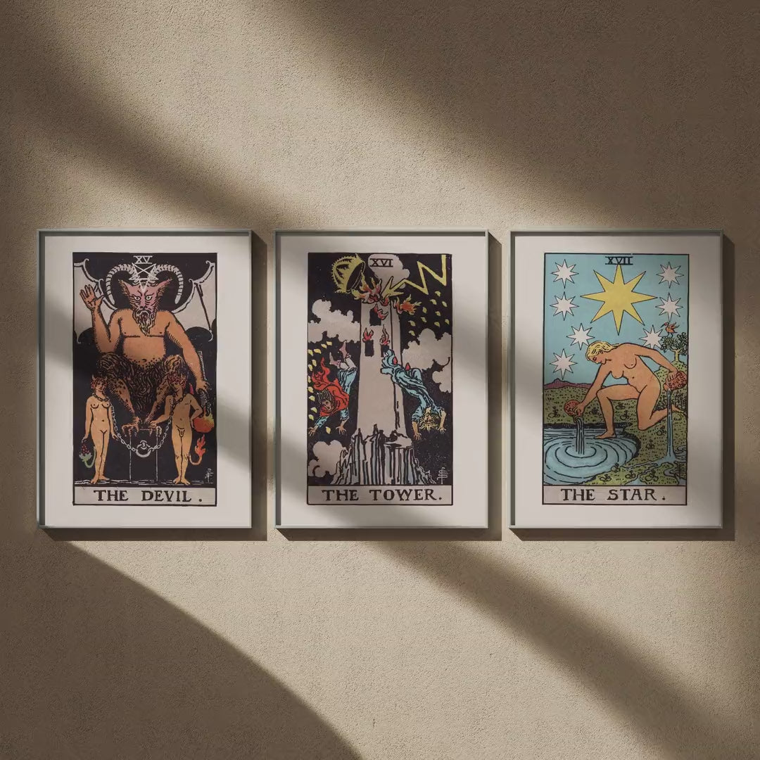 Triptyque tarot : Le Diable, La Tour et L'Étoile en 50x70, en vidéo : les trois affiches encadrées sur un mur beige