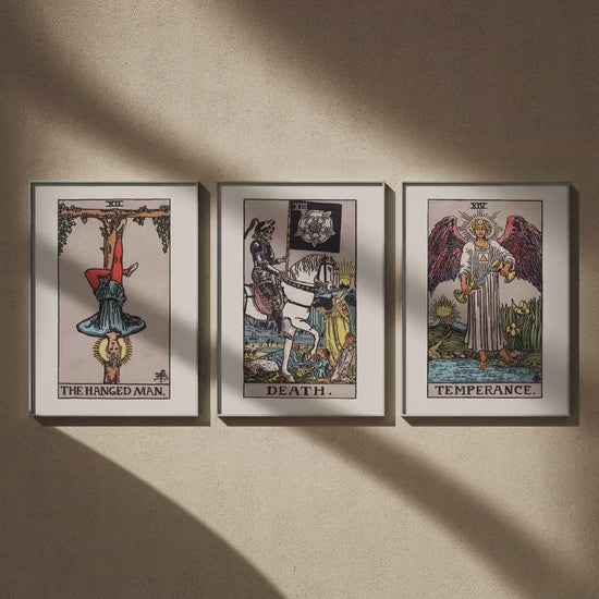 Triptyque tarot : Le Pendu, La Mort et Tempérance en 50x70, en vidéo : les trois affiches encadrées sur un mur beige