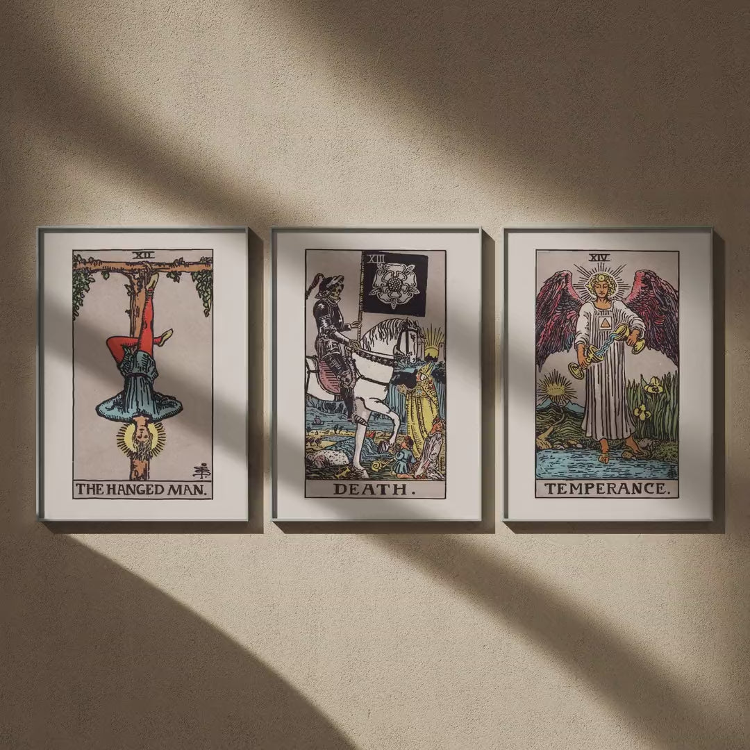 Triptyque tarot : Le Pendu, La Mort et Tempérance en 50x70, en vidéo : les trois affiches encadrées sur un mur beige