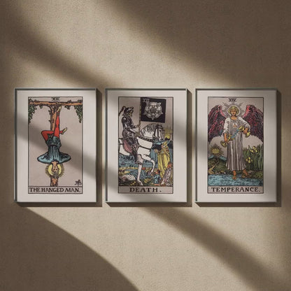 Triptyque tarot : Le Pendu, La Mort et Tempérance en 50x70, en vidéo : les trois affiches encadrées sur un mur beige