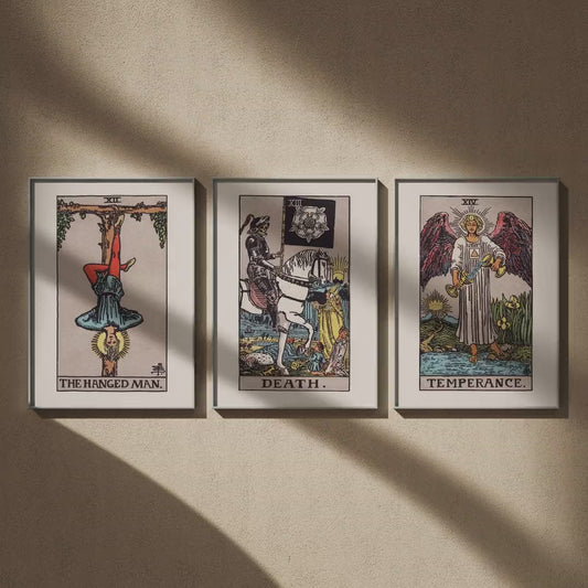 Triptyque tarot : Le Pendu, La Mort et Tempérance en 50x70, en vidéo : les trois affiches encadrées sur un mur beige