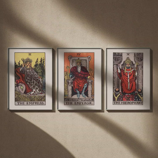 Triptyque tarot : L'Impératrice, L'Empereur et Le Hiérophante en 50x70, en vidéo : les trois affiches encadrées sur un mur beige