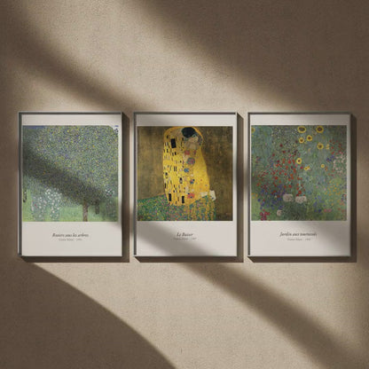 Triptyque Klimt : Le Baiser, roses et tournesols en 50x70, en vidéo : les trois affiches encadrées sur un mur beige