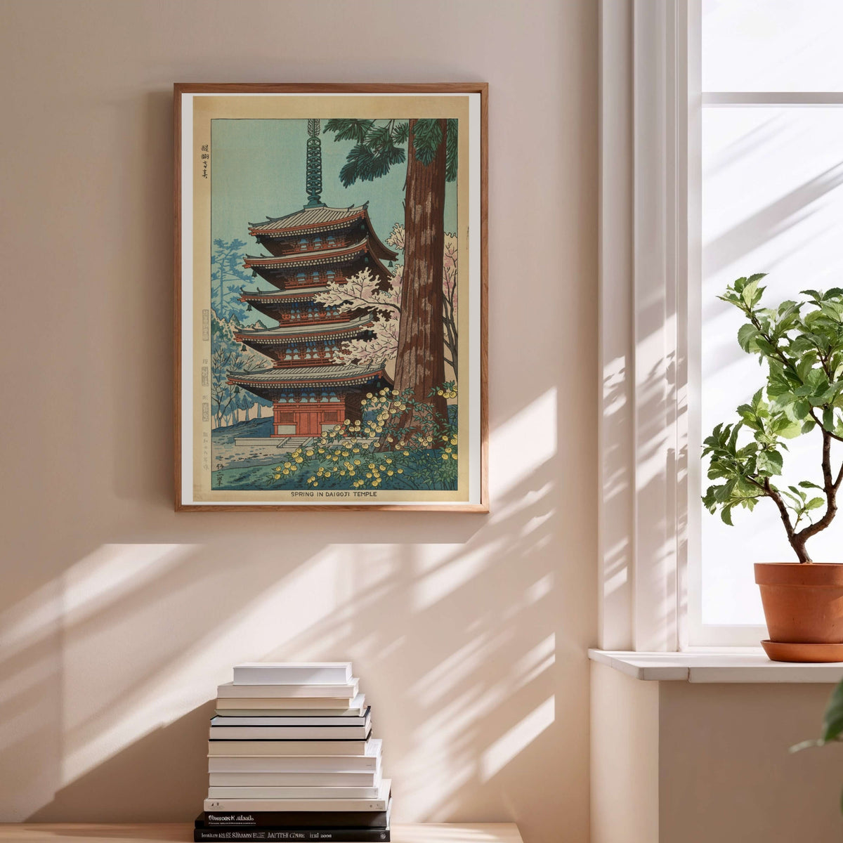 Printemps au Temple Daigoji - Asano Takeji, affiche encadrée au-dessus d'une pile de livres