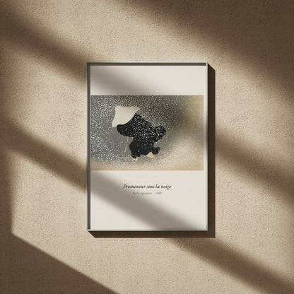 Promeneur sous la neige, École japonaise, affiche encadrée sur un mur beige, ombres de fenêtre