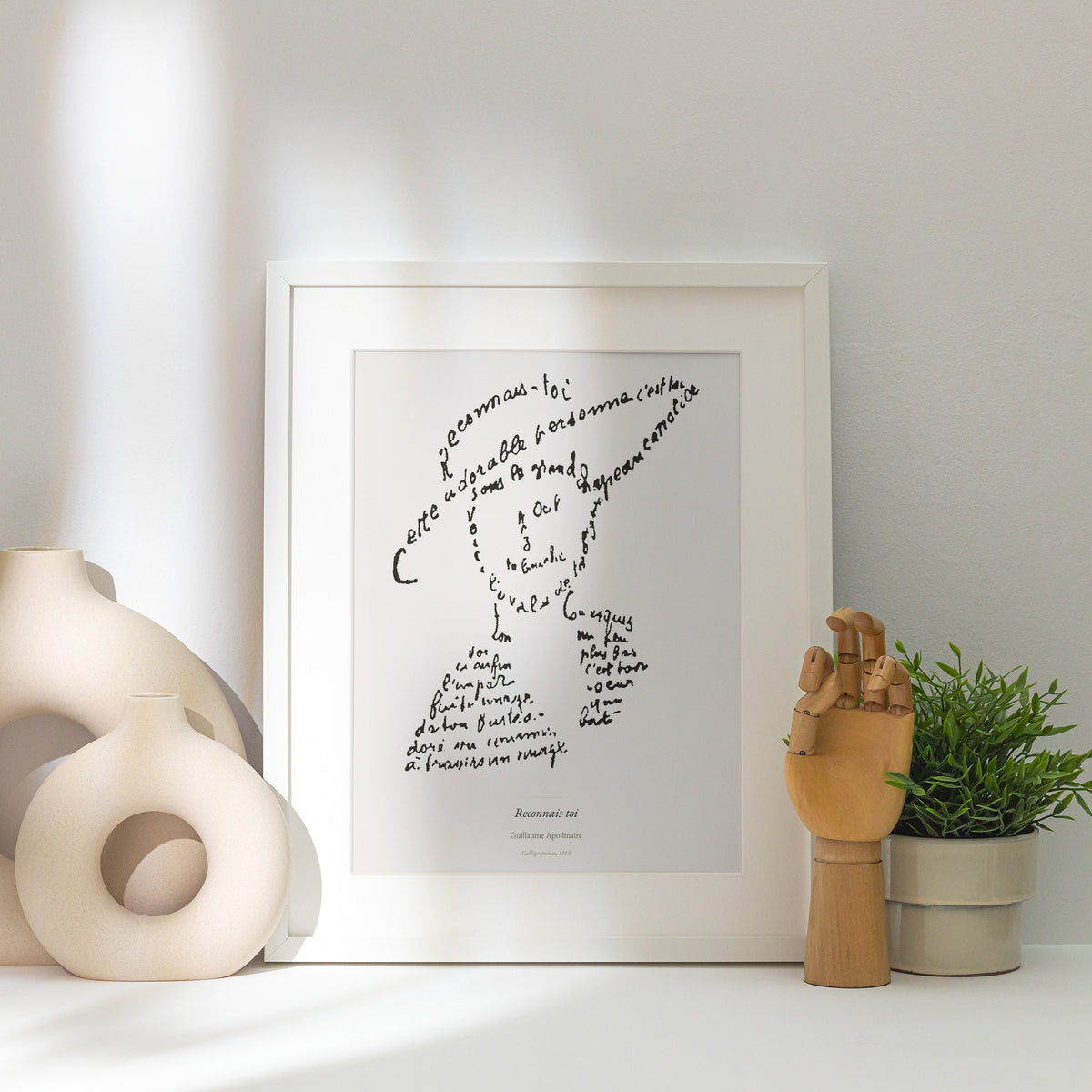 Reconnais-toi - Apollinaire - Affiche Calligramme Poésie, affiche encadrée posée près d'un vase blanc, lumière rasante
