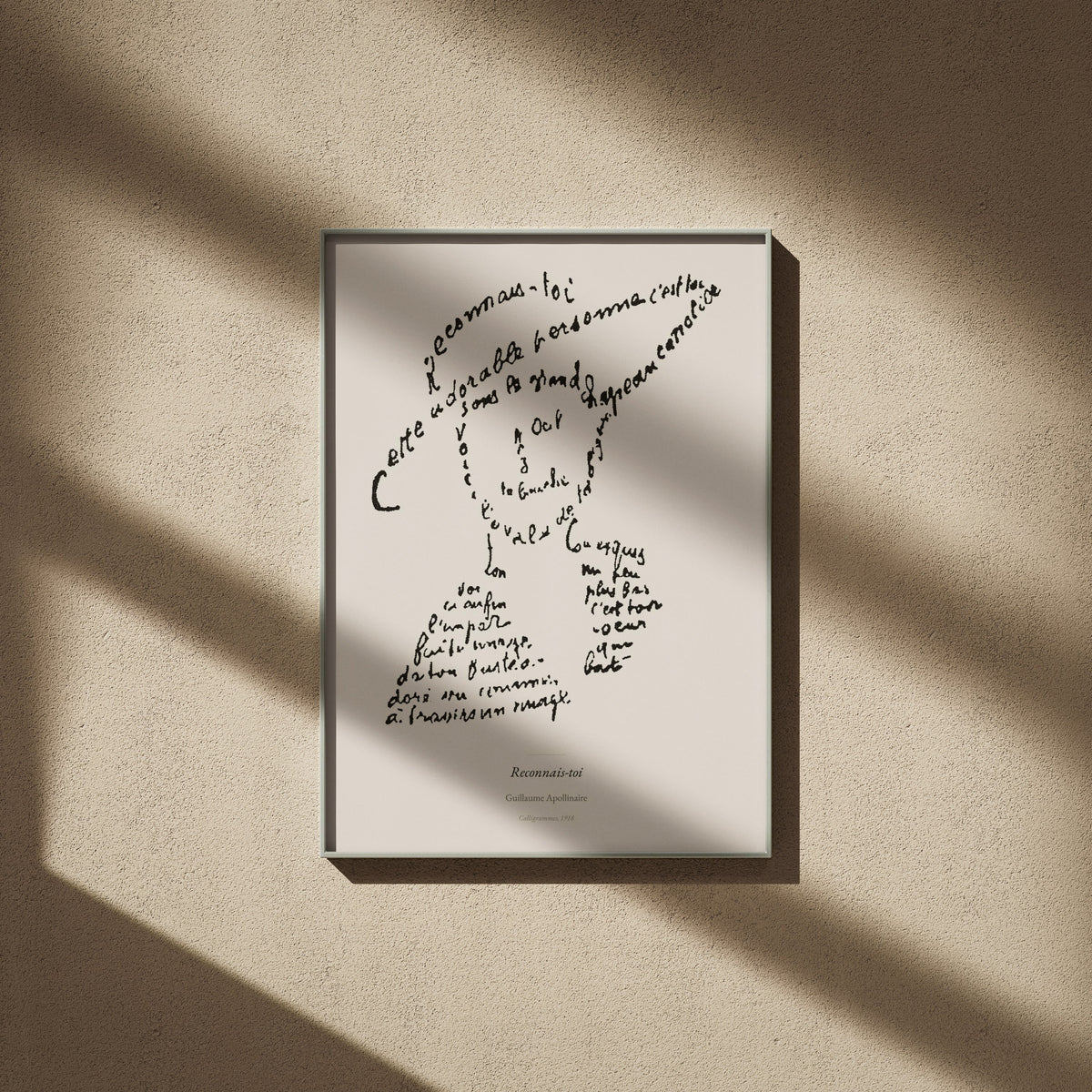 Reconnais-toi - Apollinaire - Affiche Calligramme Poésie, affiche encadrée sur un mur beige, ombres de fenêtre