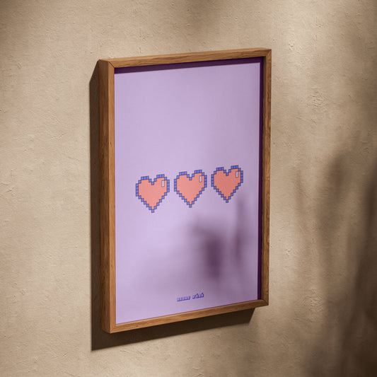 Retro Gaming Pixel Heart | Poster Rétro, affiche dans un cadre en chêne posé de biais sur un mur texturé
