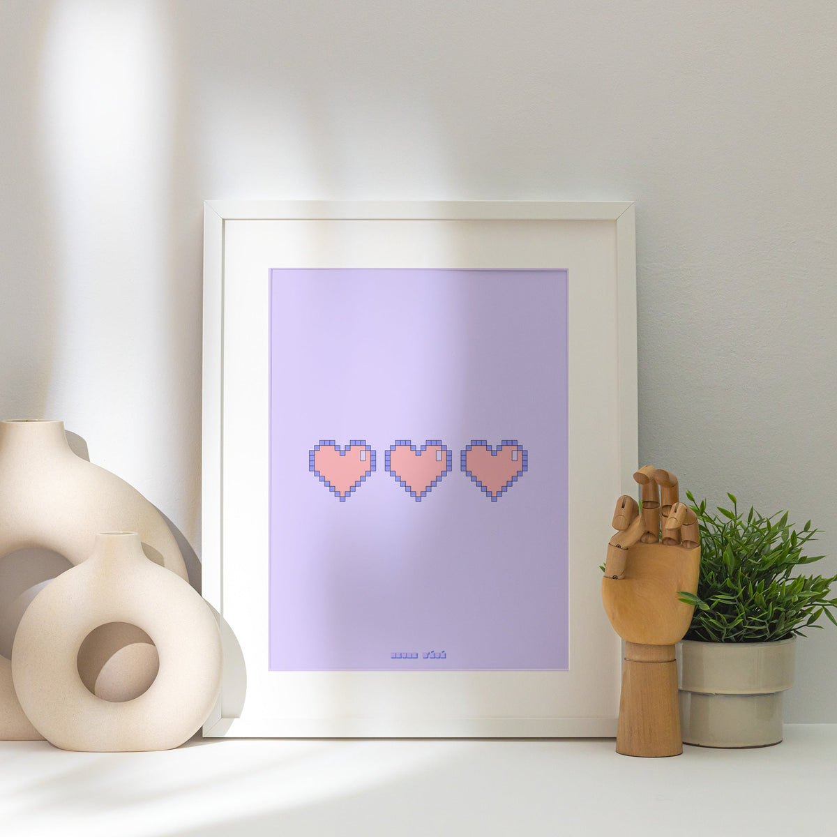 Retro Gaming Pixel Heart | Poster Rétro, affiche encadrée posée près d'un vase blanc, lumière rasante