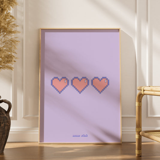 Retro Gaming Pixel Heart | Poster Rétro, affiche encadrée dans un intérieur élégant, herbes séchées et chaise en rotin