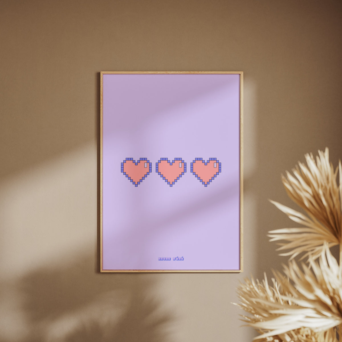 Retro Gaming Pixel Heart | Poster Rétro, affiche encadrée sur un mur beige, pampas au premier plan