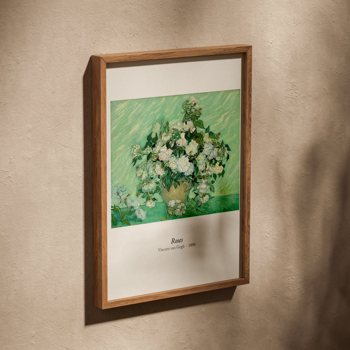 Roses, Vincent van Gogh | Affiche Art Premium, affiche dans un cadre en chêne posé de biais sur un mur texturé