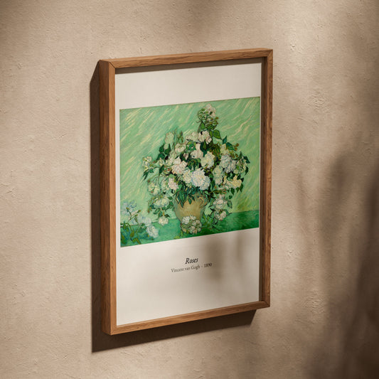 Roses, Vincent van Gogh | Affiche Art Premium, affiche dans un cadre en chêne posé de biais sur un mur texturé