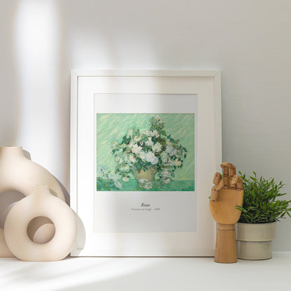 Roses, Vincent van Gogh | Affiche Art Premium, affiche encadrée posée près d'un vase blanc, lumière rasante