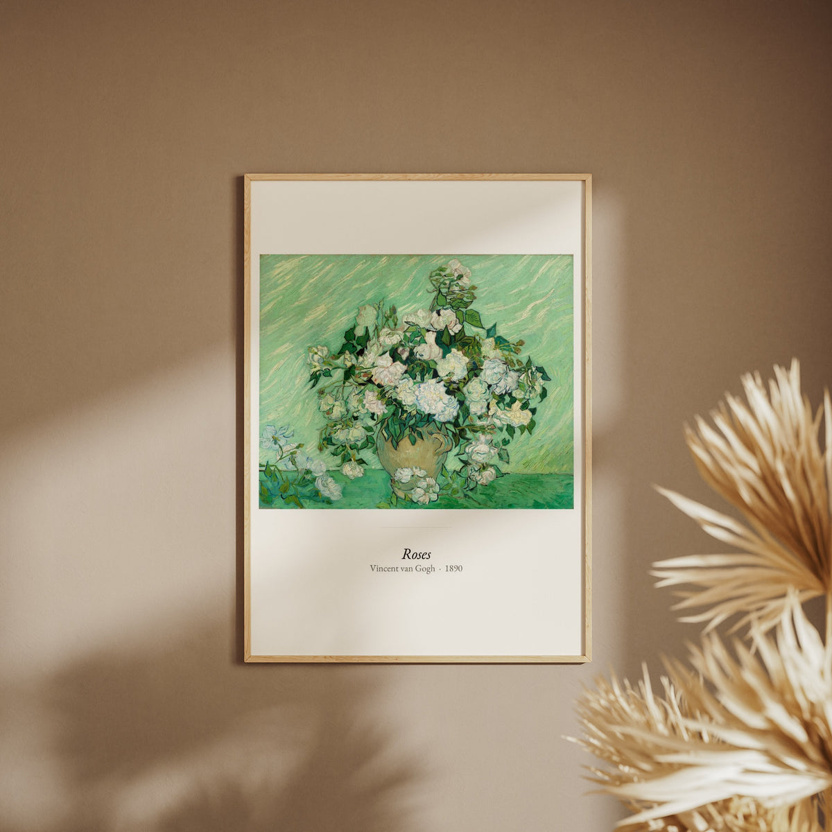 Roses, Vincent van Gogh | Affiche Art Premium, affiche encadrée sur un mur beige, pampas au premier plan