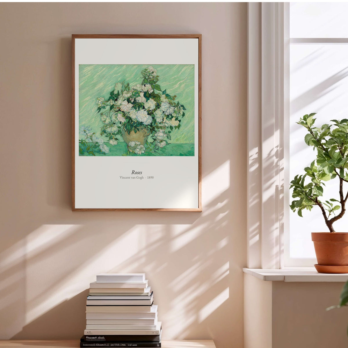 Roses, Vincent van Gogh | Affiche Art Premium, affiche encadrée au-dessus d'une pile de livres