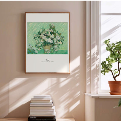 Roses, Vincent van Gogh | Affiche Art Premium, affiche encadrée au-dessus d'une pile de livres