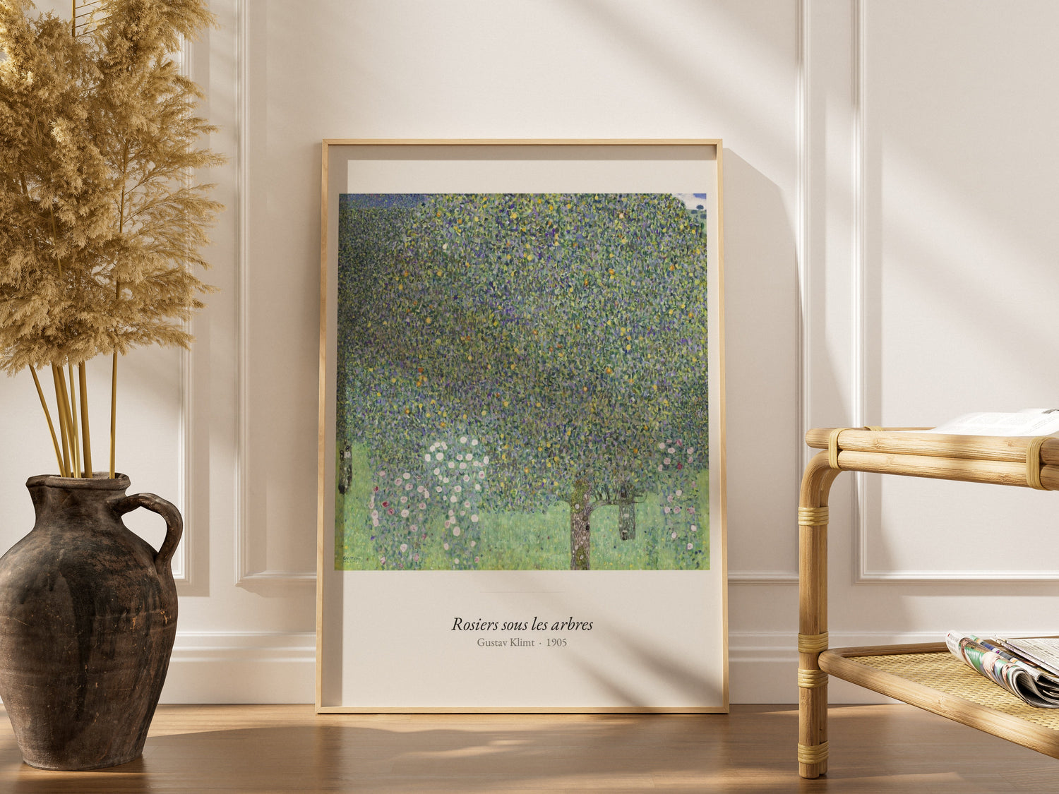 Rosiers sous les arbres, Gustav Klimt | Affiche Art Premium, affiche encadrée dans un intérieur élégant, cadre bois clair
