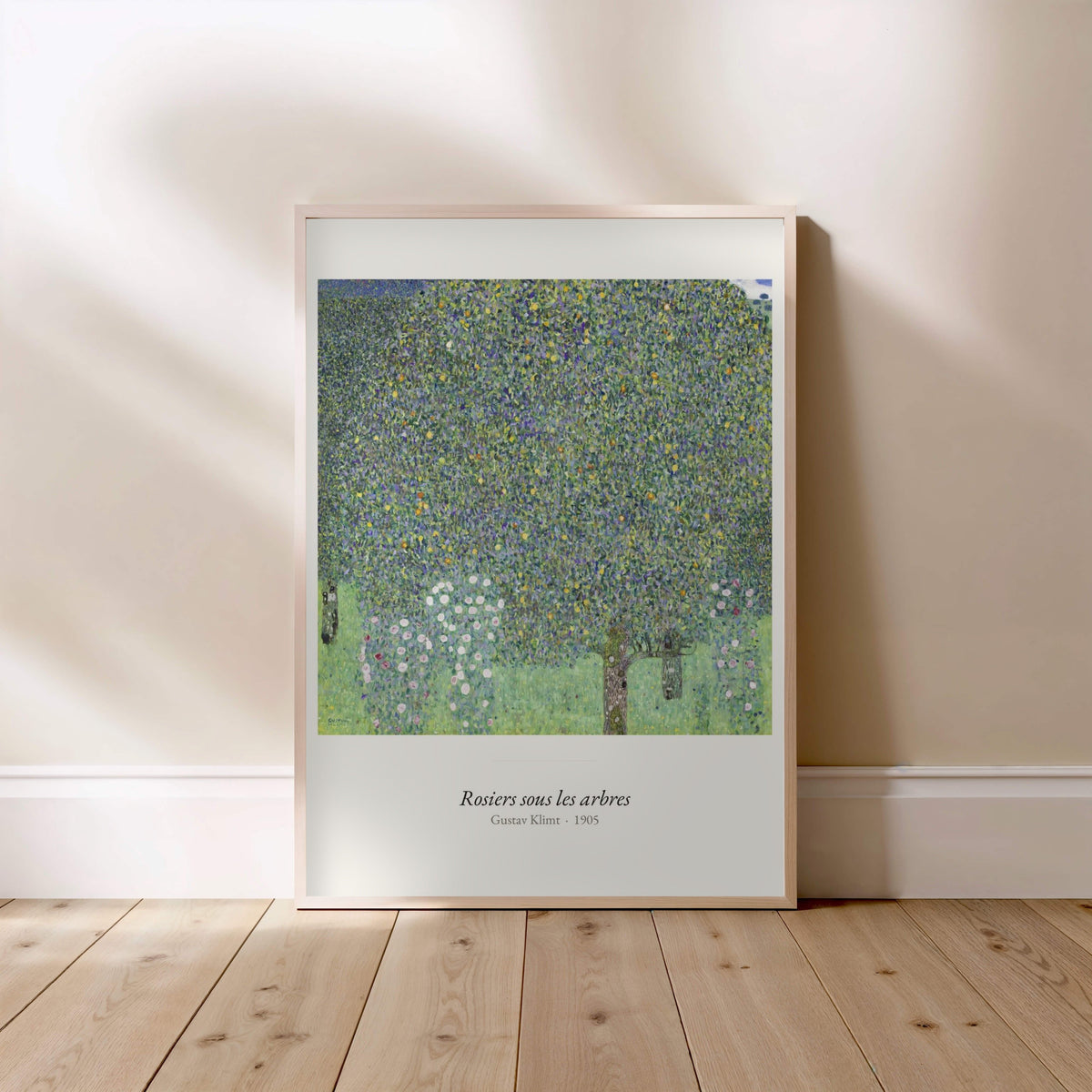 Rosiers sous les arbres, Gustav Klimt, affiche encadrée posée au sol, cadre bois clair