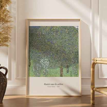 Rosiers sous les arbres, Gustav Klimt, affiche encadrée dans un intérieur élégant, herbes séchées et chaise en rotin