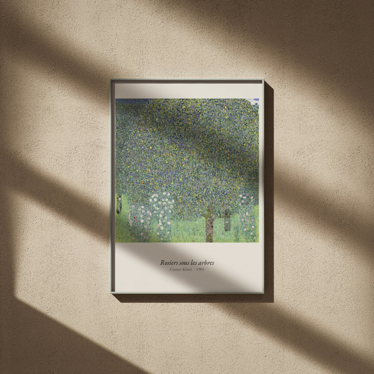 Rosiers sous les arbres, Gustav Klimt, affiche encadrée sur un mur beige, ombres de fenêtre