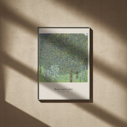 Rosiers sous les arbres, Gustav Klimt, affiche encadrée sur un mur beige, ombres de fenêtre