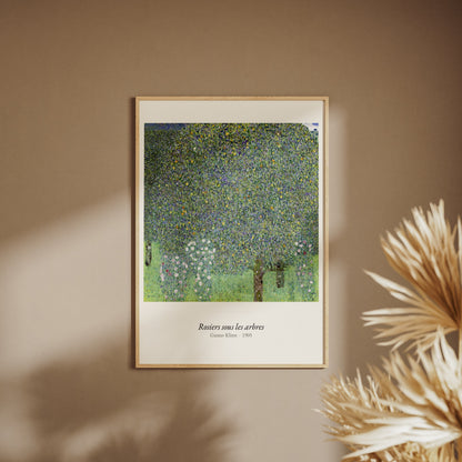 Rosiers sous les arbres, Gustav Klimt, affiche encadrée sur un mur beige, pampas au premier plan