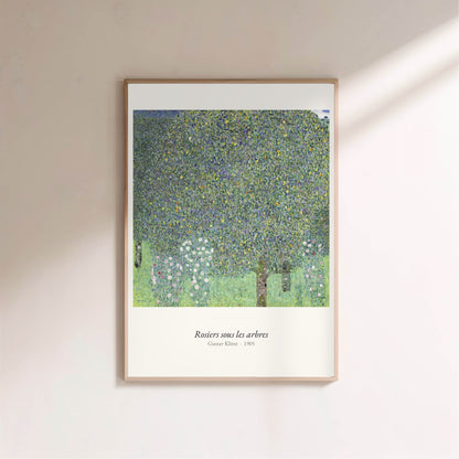 Rosiers sous les arbres, Gustav Klimt, affiche encadrée sur un mur clair
