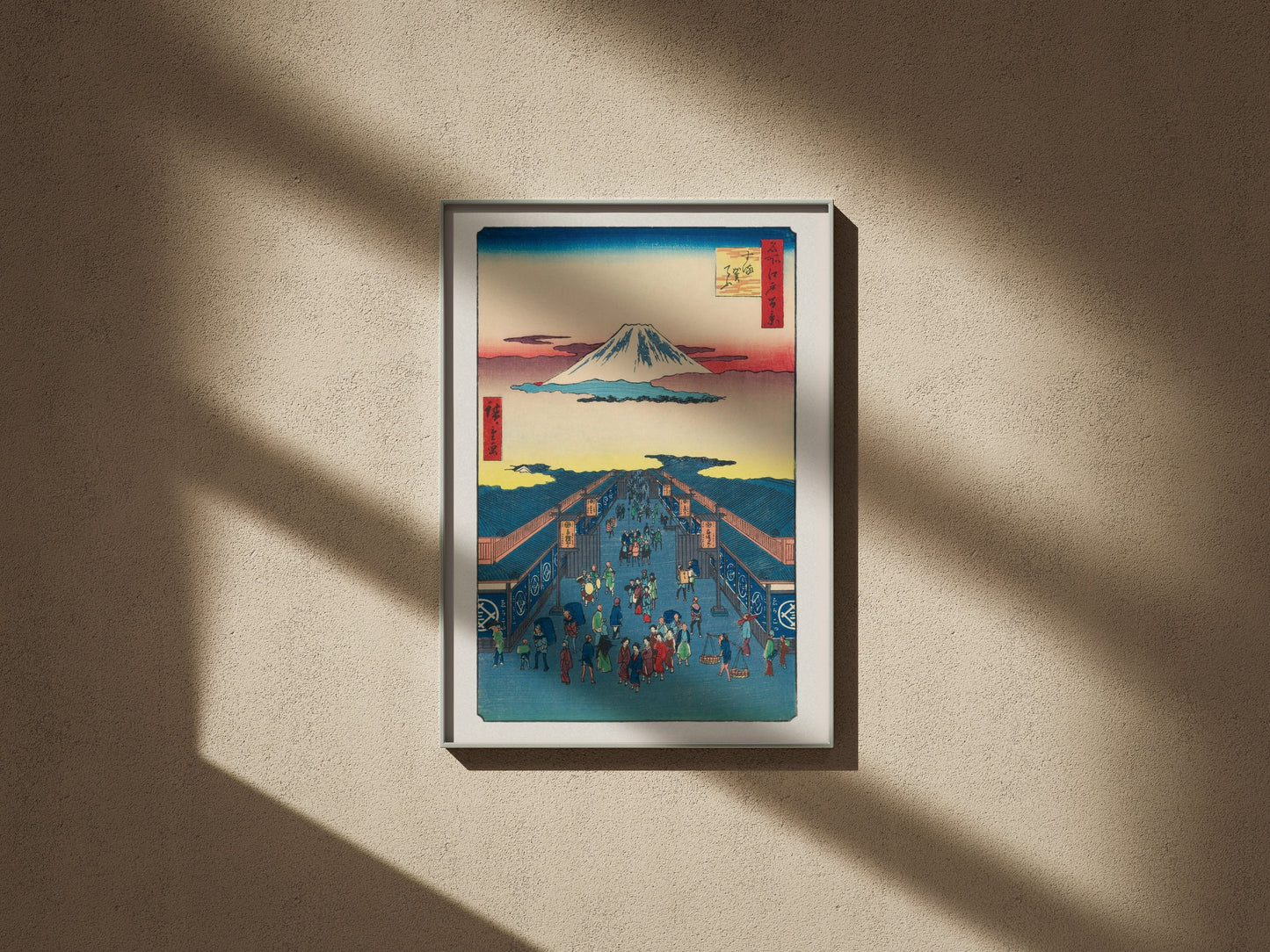 Rue Suruga (Suruga-chō) - Cent Vues Célèbres d'Edo - Estampe Japonaise, affiche encadrée sur un mur texturé, lumière rasante
