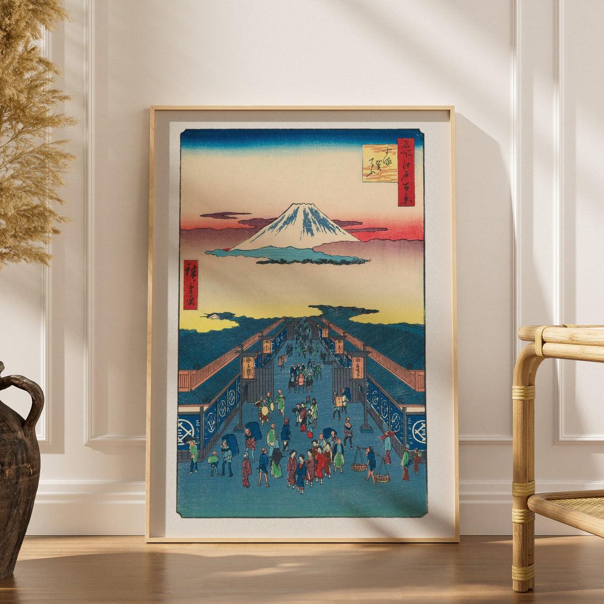 Rue Suruga, Edo - Estampe Japonaise, affiche encadrée dans un intérieur élégant, herbes séchées et chaise en rotin