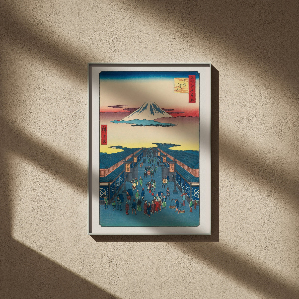Rue Suruga, Edo - Estampe Japonaise, affiche encadrée sur un mur beige, ombres de fenêtre
