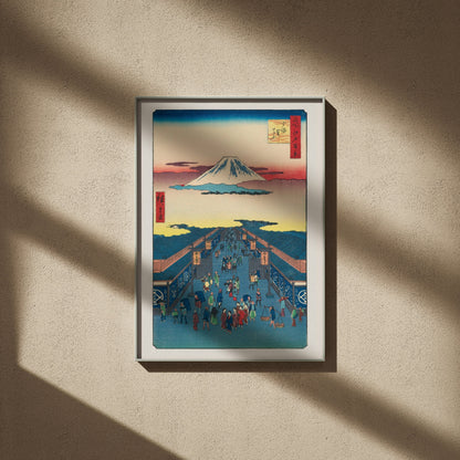 Rue Suruga, Edo - Estampe Japonaise, affiche encadrée sur un mur beige, ombres de fenêtre