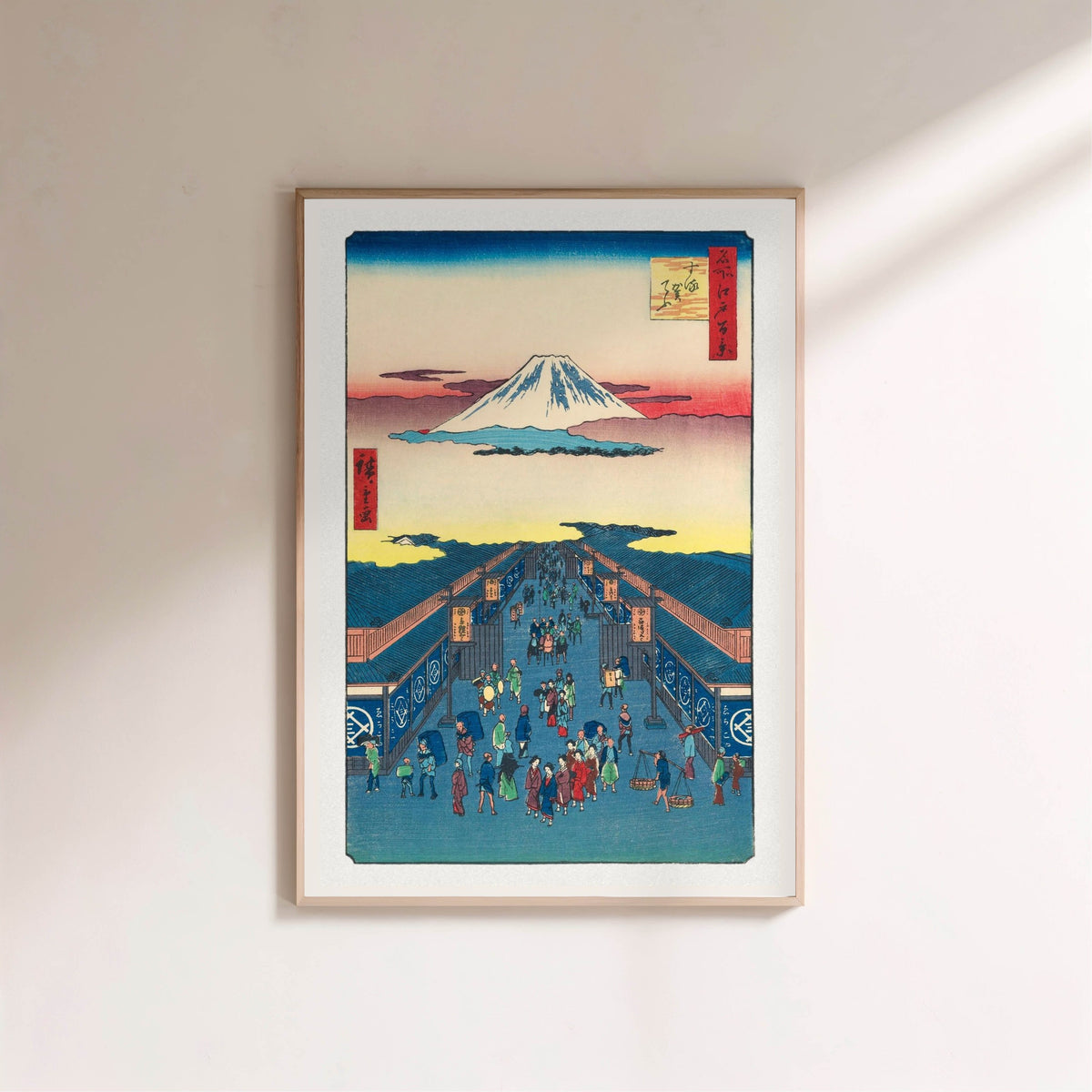 Rue Suruga, Edo - Estampe Japonaise, affiche encadrée sur un mur clair
