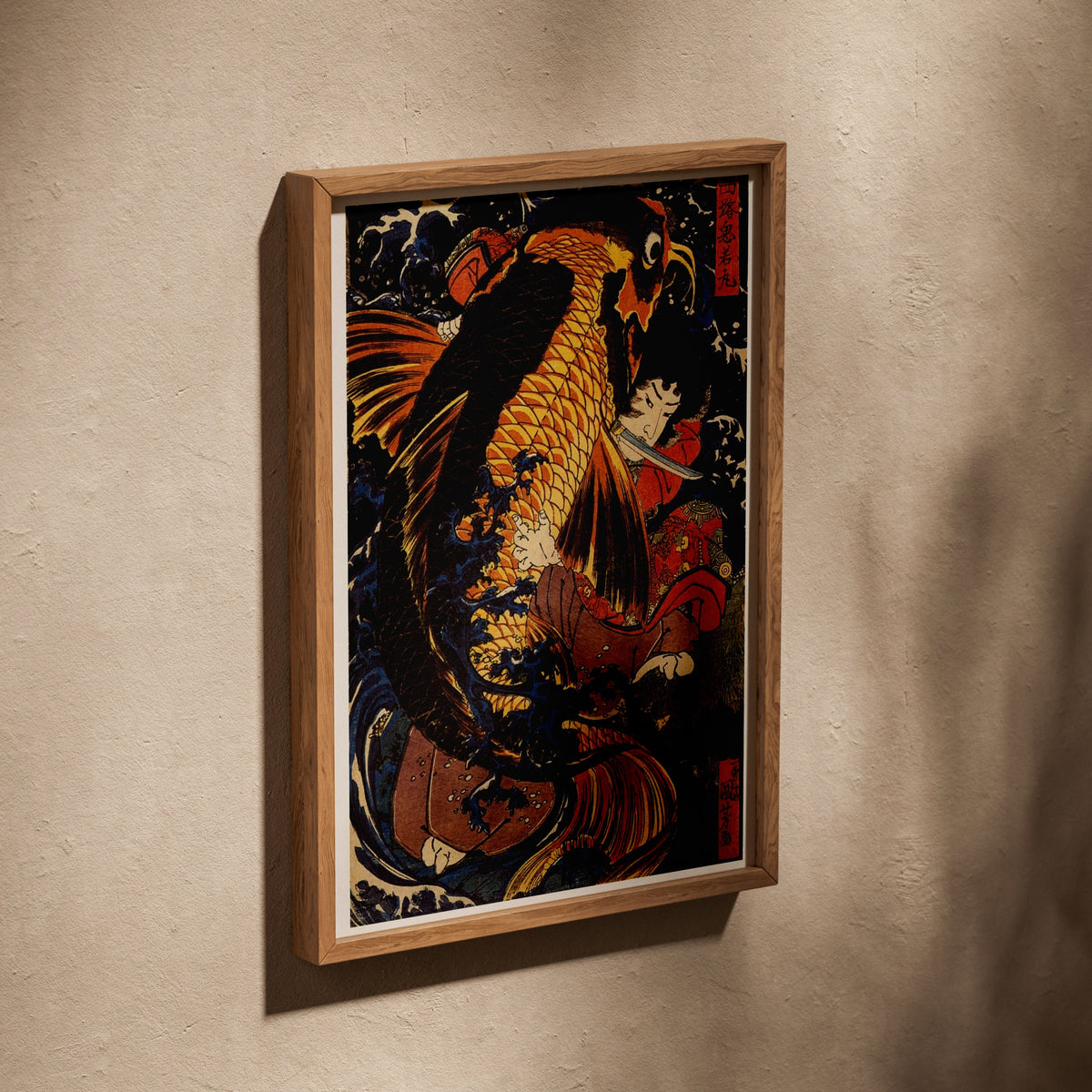 Saitō Oniwakamaru contre la Carpe Géante - Utagawa Kuniyoshi, affiche dans un cadre en chêne posé de biais sur un mur texturé