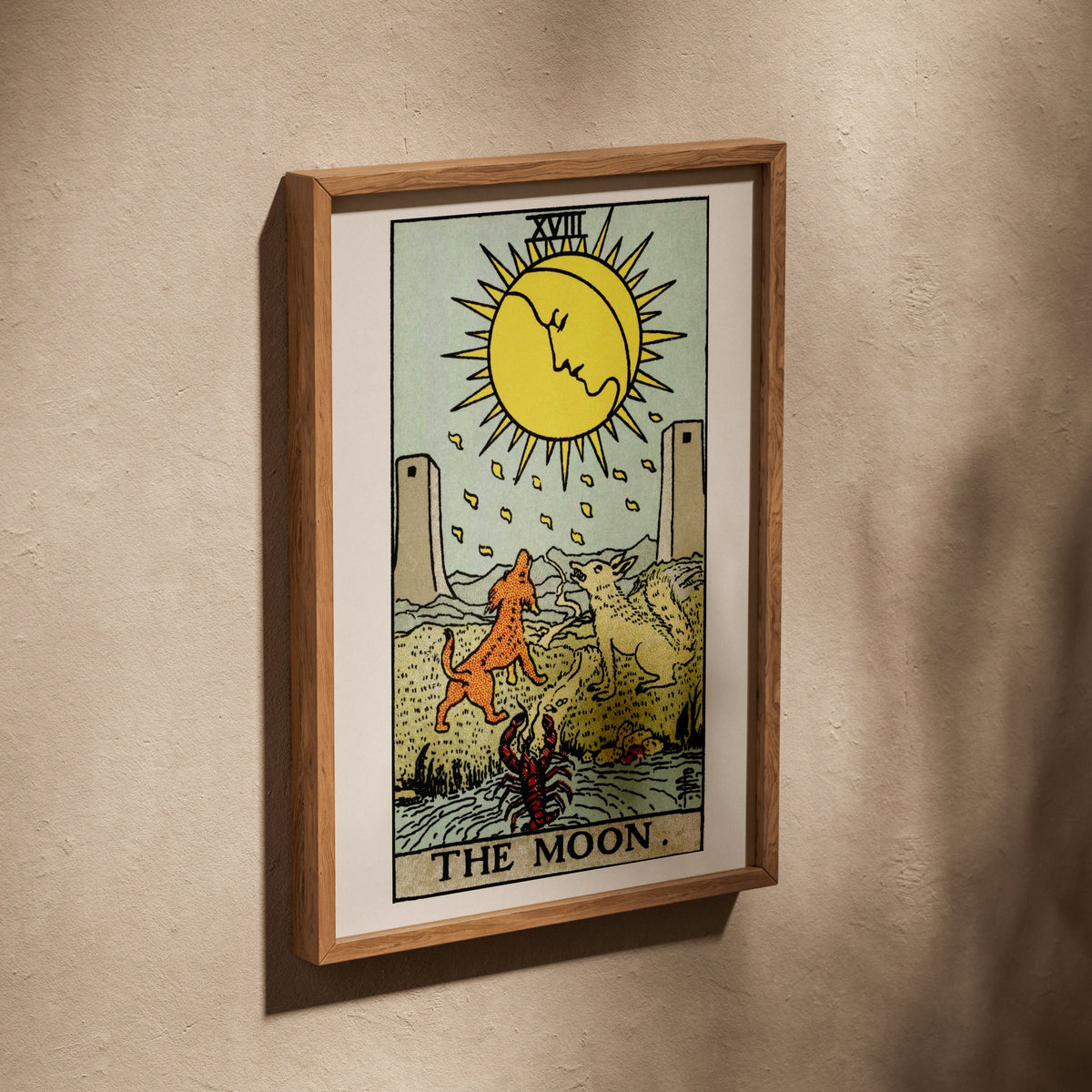 The Moon - Tarot Rider-Waite (1909) - Affiche Lune, affiche dans un cadre en chêne posé de biais sur un mur texturé
