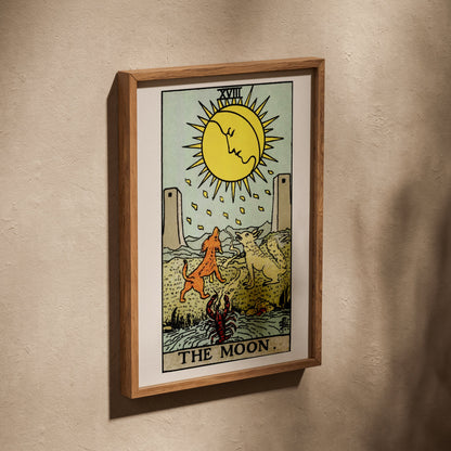 The Moon - Tarot Rider-Waite (1909) - Affiche Lune, affiche dans un cadre en chêne posé de biais sur un mur texturé