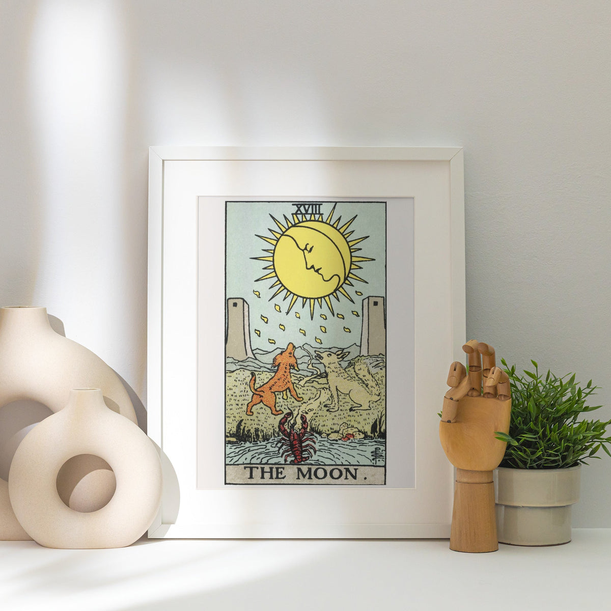 The Moon - Tarot Rider-Waite (1909) - Affiche Lune, affiche encadrée posée près d'un vase blanc, lumière rasante