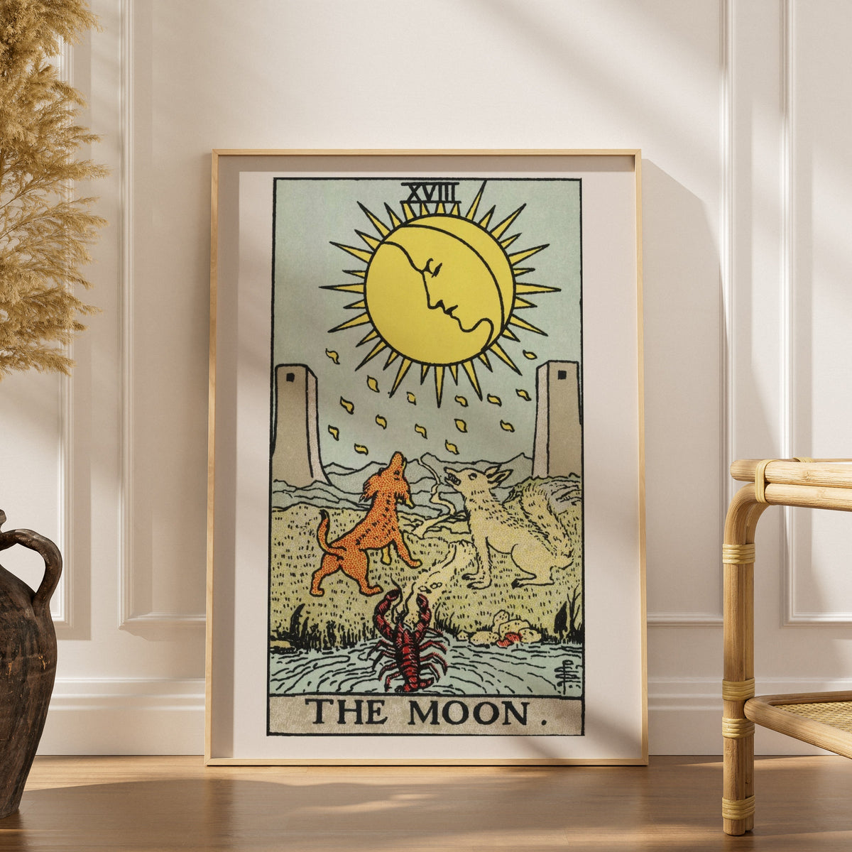 The Moon - Tarot Rider-Waite (1909) - Affiche Lune, affiche encadrée dans un intérieur élégant, herbes séchées et chaise en r