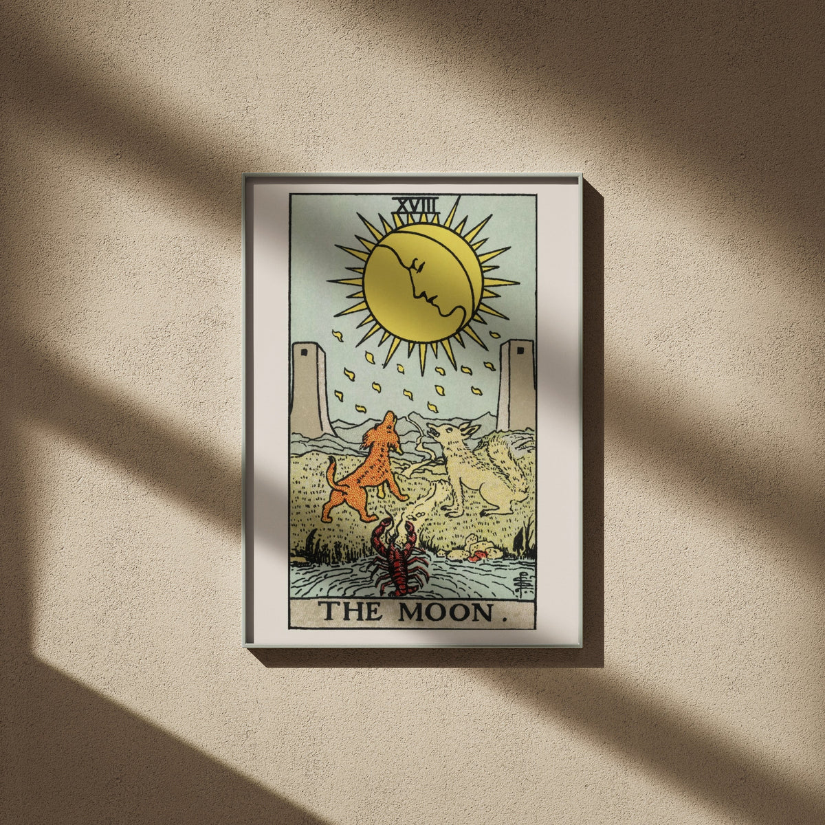The Moon - Tarot Rider-Waite (1909) - Affiche Lune, affiche encadrée sur un mur beige, ombres de fenêtre
