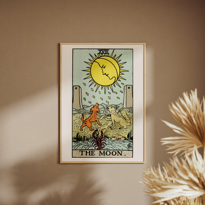 The Moon - Tarot Rider-Waite (1909) - Affiche Lune, affiche encadrée sur un mur beige, pampas au premier plan