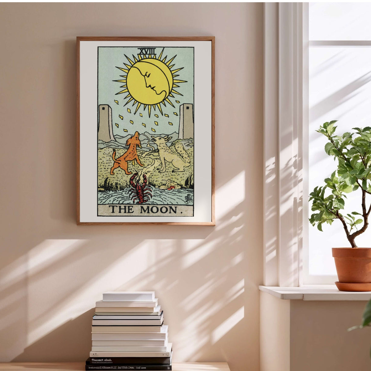The Moon - Tarot Rider-Waite (1909) - Affiche Lune, affiche encadrée au-dessus d'une pile de livres