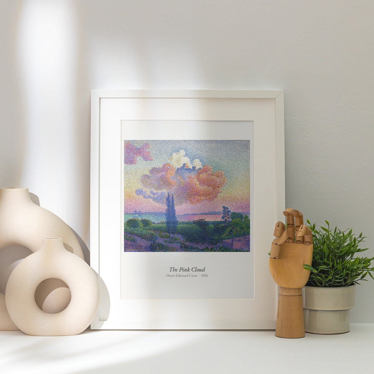 The Pink Cloud, Henri-Edmond Cross, affiche encadrée posée près d'un vase blanc, lumière rasante