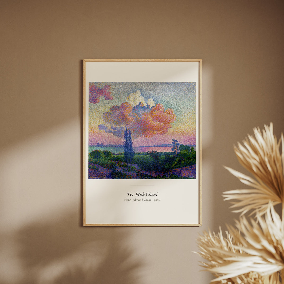 The Pink Cloud, Henri-Edmond Cross, affiche encadrée sur un mur beige, pampas au premier plan