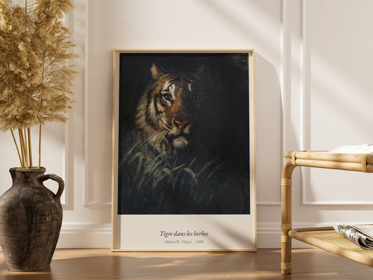 Tigre dans les herbes, Abbott H. Thayer | Affiche Art Premium, affiche encadrée dans un intérieur élégant, cadre bois clair