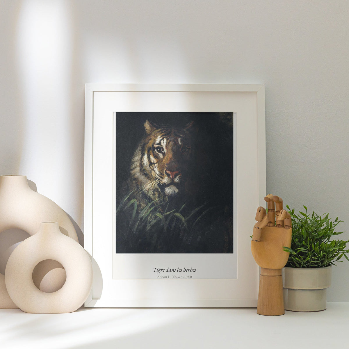 Tigre dans les herbes, Abbott H. Thayer, affiche encadrée posée près d'un vase blanc, lumière rasante