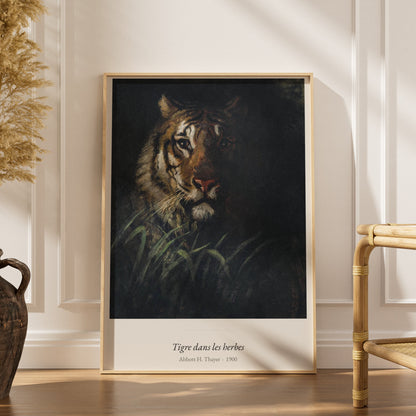 Tigre dans les herbes, Abbott H. Thayer, affiche encadrée dans un intérieur élégant, herbes séchées et chaise en rotin