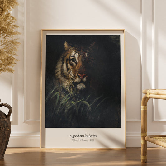 Tigre dans les herbes, Abbott H. Thayer, affiche encadrée dans un intérieur élégant, herbes séchées et chaise en rotin