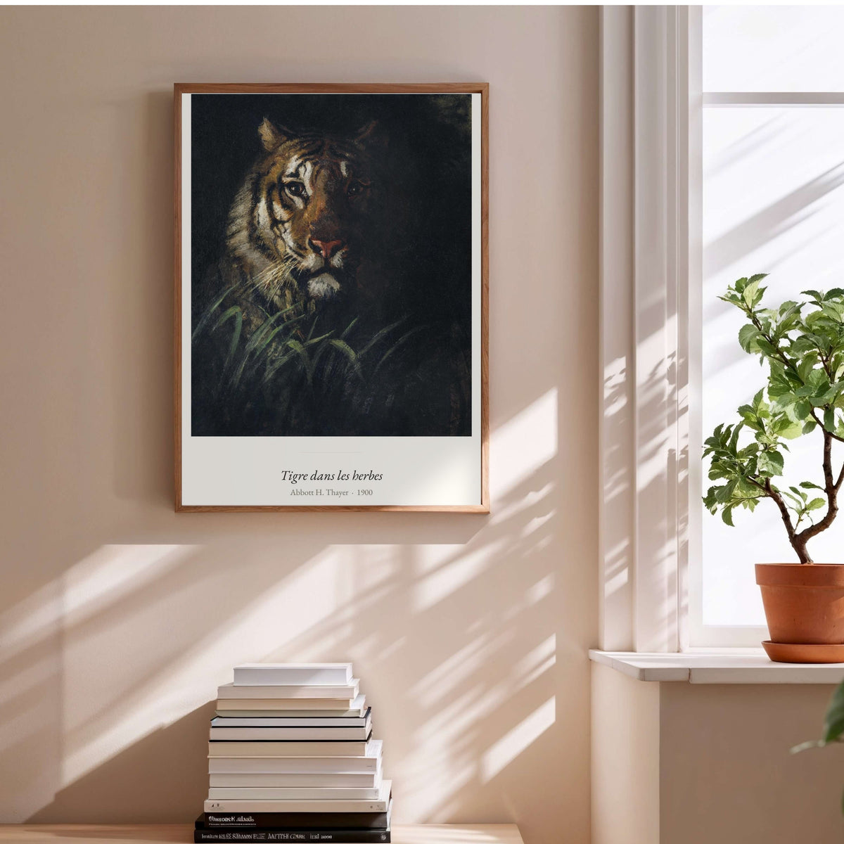 Tigre dans les herbes, Abbott H. Thayer, affiche encadrée au-dessus d'une pile de livres